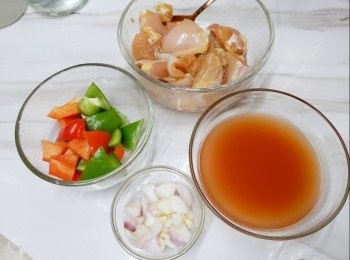 step1: 將雞洗淨去皮切件，用廚房紙索乾水後就開始醃，將豉油、鹽、 雞粉、糖 、胡椒粉、 薑汁倒落雞度攪勻醃半小時