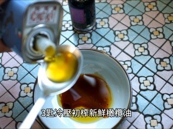 step10: 油醋醬比例為3：1，接著加入適量黑胡椒及鹽巴攪拌均勻即可