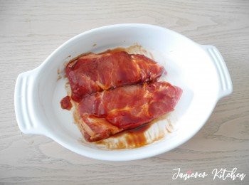 step2: 焗前一小時取出醃製好的叉燒回溫。焗爐200度預熱。將叉燒放入焗爐，200度焗45-50分鐘。