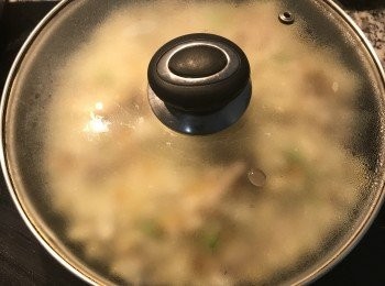 step8: 蓋鍋蓋燜煮三分鐘；