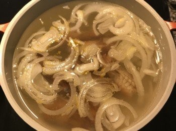 step3: 水滾後，放入蝦頭，並倒入米酒大火煮滾後轉小火熬煮；