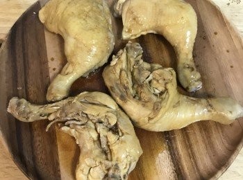 step9: 雞腿取出，用刷子將整隻都刷上醬汁；