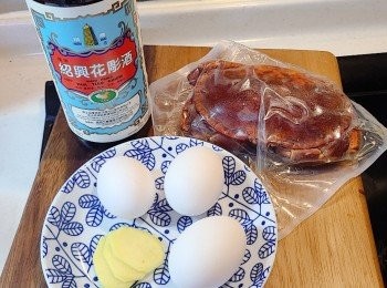 step1: 預備材料：熟凍麵包蟹放普通格低溫解凍後先徹底洗淨外殼。