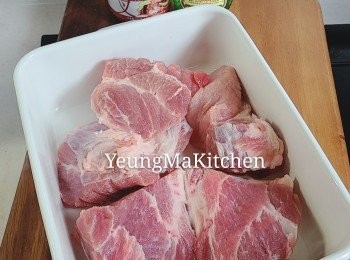 step1: 預備材料：急凍豬梅肉放普通格低溫解凍後先徹底洗淨及用廚紙抺乾；