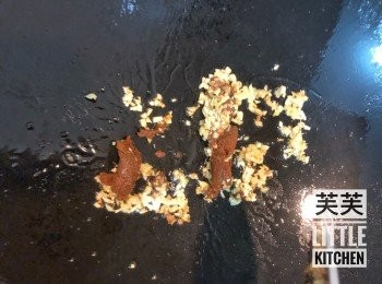 step3: 同一鑊中燒熱油，小火爆香蒜蓉薑蓉，放入黃咖哩醬炒一會。