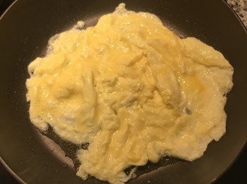 step2: 鍋熱放入適量的油，倒入打好的蛋快速拌炒到半熟起鍋備用；