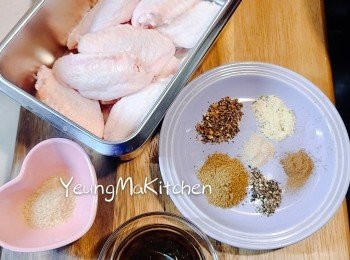 step1: 預備材料：急凍<a href="https://bit.ly/3zHU5V3" target="_blank" data-keyword="雞翼" class="guide-link"><strong>雞翼</strong></a> <span style="display:inline-block;vertical-align:middle;margin-top:-3px;color:initial;border-radius:3px;padding:2px 3px;font-size:12px;line-height:14px;background:#87d300;color:#fff;">即買</span> 解凍後洗淨用廚紙抺乾。