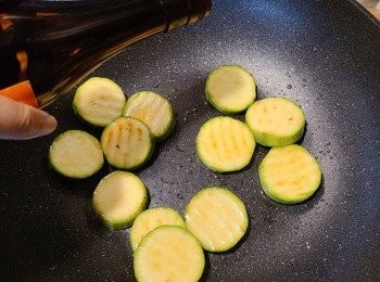 step2: 先下少許油將翠玉瓜炒至八九分熟，(如有需要可灑少許水或蓋上蓋，有助加快煮軟)，中途加入少許鹽、糖和少許紹酒(有助去除草青味)，取出備用。