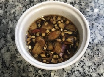 step15: 蒜蓉沾醬就是把蒜頭切末，紅蔥頭切片，辣椒切圈,然後調味料都混勻即可。