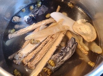 step2: 將所有材料凍水落，大火㷛滾改用慢火煲約2-2.5小時便成，用高壓煲則煲約20-25分鐘，喝前再大滾5分鐘落鹽便成。