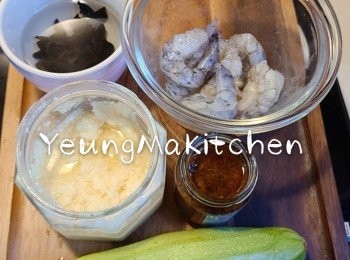 step1: 急凍蝦仁解凍，背部切開去腸，沖洗及徹底抹乾，加入<span class="group_2">醃料</span>醃約15分鐘。翠玉瓜沖洗浄，切片。貓耳朵泡水浸軟洗淨後，下滾水略煮30秒，撈起隨即放入冷水中浸一會。瀝乾水份備用。必要時切去頂部硬塊。