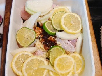 step3: 洋蔥切條；青和黃檸檬切片（去核，免有苦味)；將所有<span class="group_2">醃料</span>加入醃約數小時/過夜。