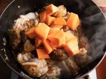 step4: 接著加入紅蘿蔔、水煮滾後，繼續燉煮約45分鐘。