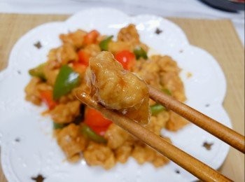 step5: 汁料開始杰身，就可以熄火，將雞球倒落去兜勻，