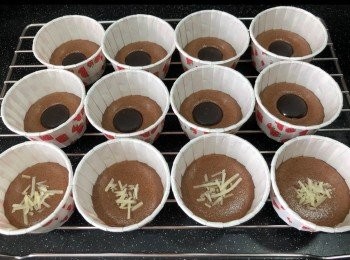 step18: 加入朱古力粒（有四個我加咗芝士😆）