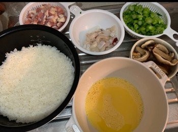 step1: 材料切粒備用
雞粒-用少許酒及生抽，醃10分鐘