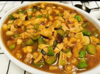 step3: 用中火燒熱少許油，雞肉炒至半熟
再加海鮮粒蝦 、冬菇及 菜心莖粒，
加雞湯煮至滾後加<span class="group_2">汁料</span>，煮至合適濃稠度。
盛起待放在炒飯上面即可