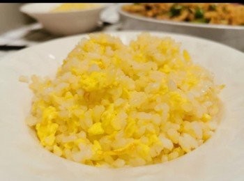 step2: 飯底
熱鑊下油，油滾加白飯
白飯炒開後，加雞蛋炒均就可