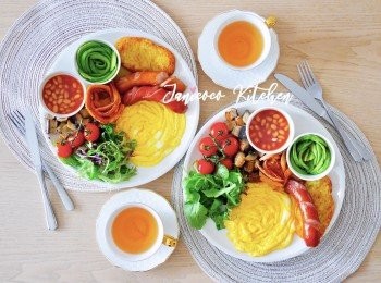 step2: 把香腸，蛋，薯餅，大啡菇，蕃茄一一煎好；擺好沙律，茄汁豆，牛油果及蕃茄伴碟。即可上碟。