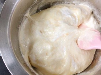 step1: 於小鍋中加入牛油以慢火煮溶牛油，拌入棉花糖，期間需要不停攪拌。