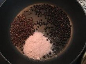 step4: 鍋燒熱，放入黑胡椒粒、花椒粒和鹽，小火烘炒出香氣；