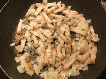 step4: 放入煙燻鹹豬肉拌炒到出油，