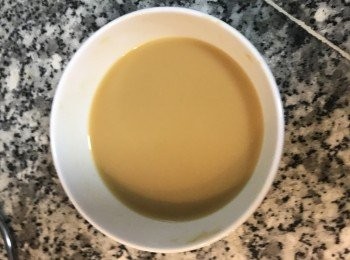 step4: 味噌放入碗中，用水拌溶；