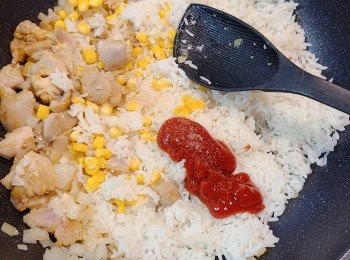 step6: 開番大火，加上入粟米粒略炒勻，下適量的鹽、糖和蕃茄醬作調味，翻炒均勻，記得試味，如有需要再自行調整味道。