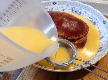 step4: 3隻雞蛋連同熟水和少許鹽一同打發成蛋液，用網篩隔去蛋中的雜質和泡（可令蛋更滑溜）。