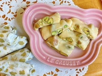 step4: 放涼，切成長條狀，先以糯米紙包起鳥結糖，再以裝飾糖紙包好，即成。