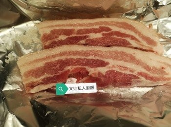step1: 腩肉洗乾淨鋪在錫紙上，加入粗鹽搽勻腩肉，再用錫紙包好。(不需醃製，即包即焗。）