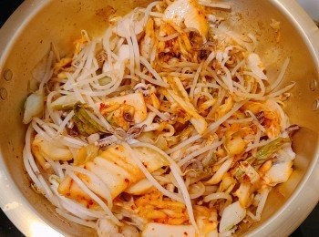 step6: 再加入泡菜連同泡菜汁和蒜蓉續炒勻。