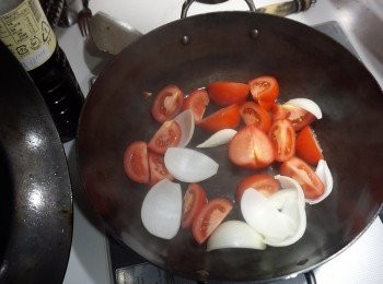 step8: 之後洗鑊，再燒熱下油，炒香洋蔥蕃茄