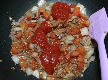 step8: 下1茶匙鹽和番茄醬。