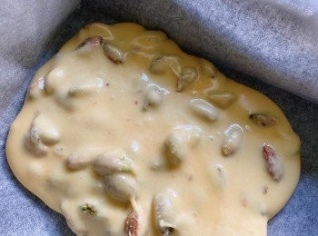 step3: 將煮好的鳥結糖，倒入已鋪放牛油紙的焗盤上，再鋪放一層牛油紙，並推壓至適當的形狀和厚薄度。