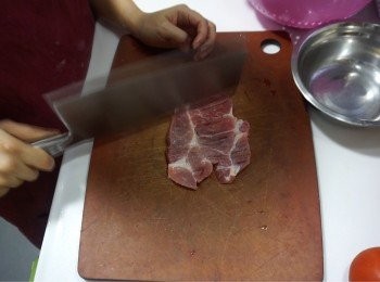 step1: 豬扒先洗淨抹乾，用刀背鬆後切半