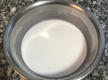 step2: 葛粉加入200g涼水拌勻備用；
