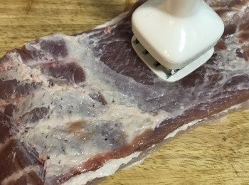 step4: 用斷筋器或叉子或竹籤，把豬肉叉一叉；