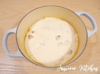 step7: 焗爐230度預熱。把麵團取出，可以鋪上焗爐紙後再放麵團。