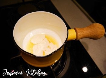 step7: 牛油加熱溶化，熄火加入喜歡的味道，例如黑松露蛋黃醬，牛奶，黑胡椒，蕃茜等，拌勻至細滑。 這次食譜我用了咖哩拌薯蓉。