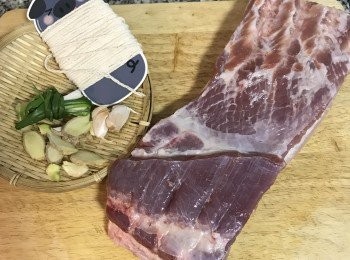 step1: 蔥、薑、蒜洗淨，蒜拍扁、薑切片；蔥白略拍後摺成一捆或切段。豬肉洗淨擦乾。