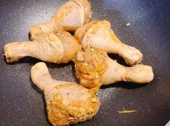 step5: 鑊先下油將醃好的雞下髀煎封表面至金黃。