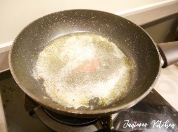step3: 牛油開鍋，油熱後加帶子煎香。