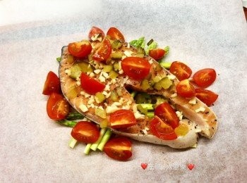 step4: 加蒜蓉，再加數片酸青瓜,再隨意的加小蕃茄裝飾