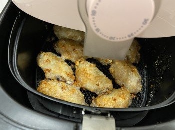 step8: 放入氣炸鍋，200度氣炸6分鐘，再反轉<a href="https://bit.ly/3zHU5V3" target="_blank" data-keyword="雞翼" class="guide-link"><strong>雞翼</strong></a> <span style="display:inline-block;vertical-align:middle;margin-top:-3px;color:initial;border-radius:3px;padding:2px 3px;font-size:12px;line-height:14px;background:#87d300;color:#fff;">即買</span> 氣炸4分鐘至金黃色，完成