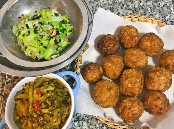 step8: 接著下白菜加鹽、糖、白胡椒粉拌炒兩下即可起鍋；白菜會出水,所以就要用濾網將水份濾掉,否則會很難包成包子；
炒酸菜的食譜連結請參考：//cook1cook.com/recipe/34556