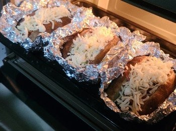 step7: 灑下芝士碎。再放回焗爐，繼續焗至表面的芝士溶化就可以。最後撒上黑胡椒碎和 Presley。