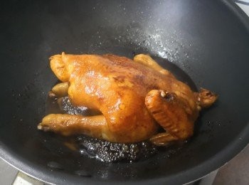 step8: 前， 後， 左，右各重複以上步驟煮10分鐘    (全雞共煮40分鐘)
（中途將雞稍為移動以免黏底， 及要目測汁料蒸發程度， 如需要添加小量水分）