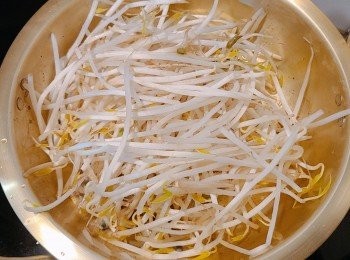 step4: 再下芽菜大火拌炒。