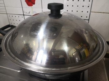 step6: 煮滾後將滷水淋在雞上， 略為上色後蓋上蓋慢火煮10分鐘;